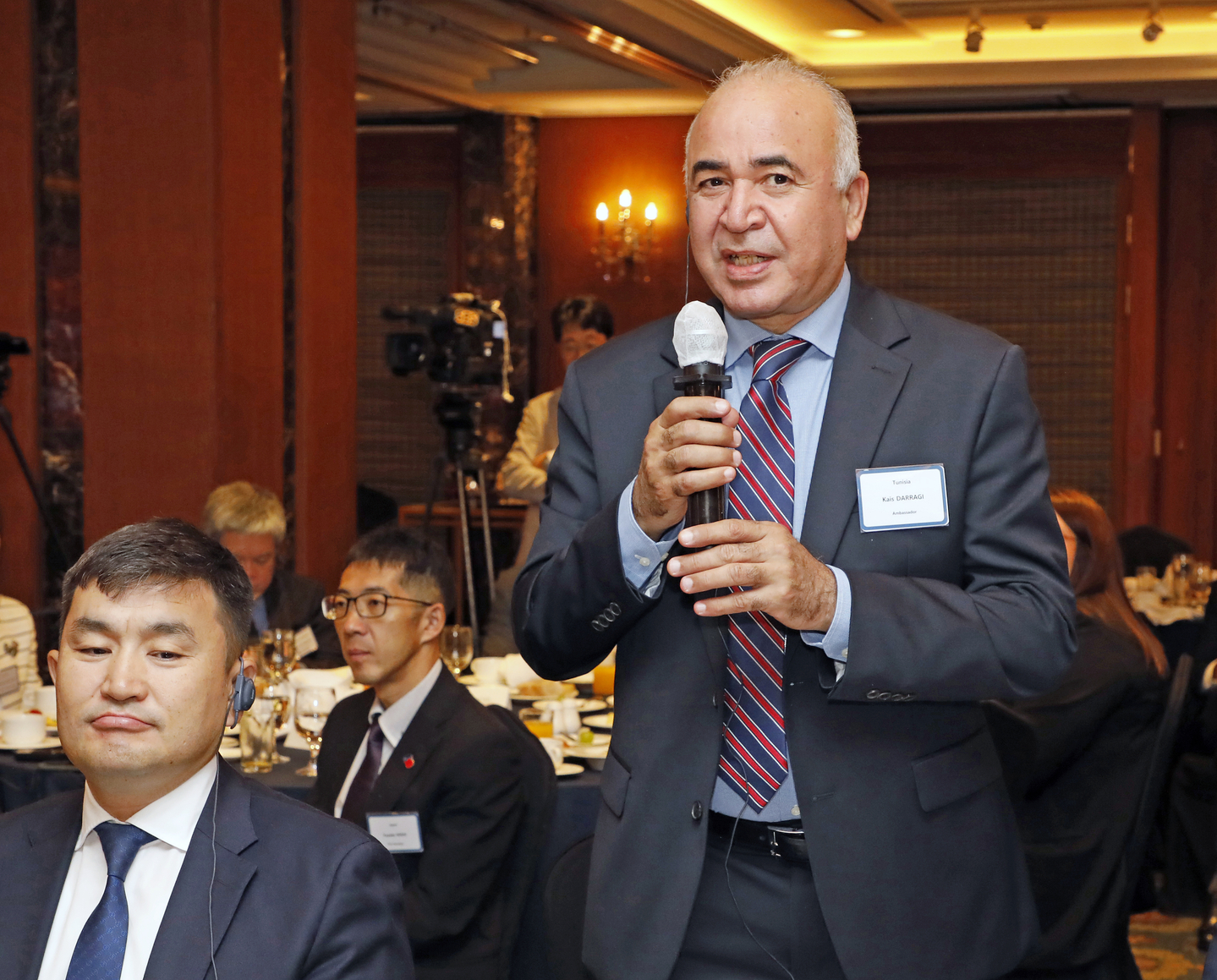 Tunisian Ambassador Kais Darragi, right, poses a question to the unification minister after his speech. [PARK SANG-MOON]