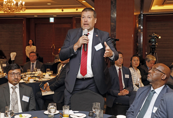 Slovak Ambassador Marek Repovsky asks a question after the unification minister’s speech. [PARK SANG-MOON]
