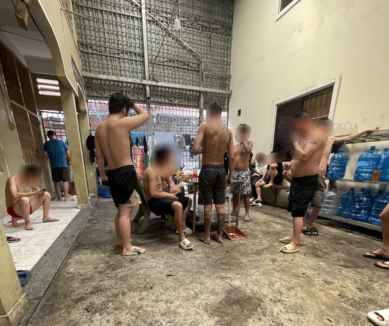 A view of the immigration facility where detainees were able to use mobile phones [HEO MIN-JUNG] 