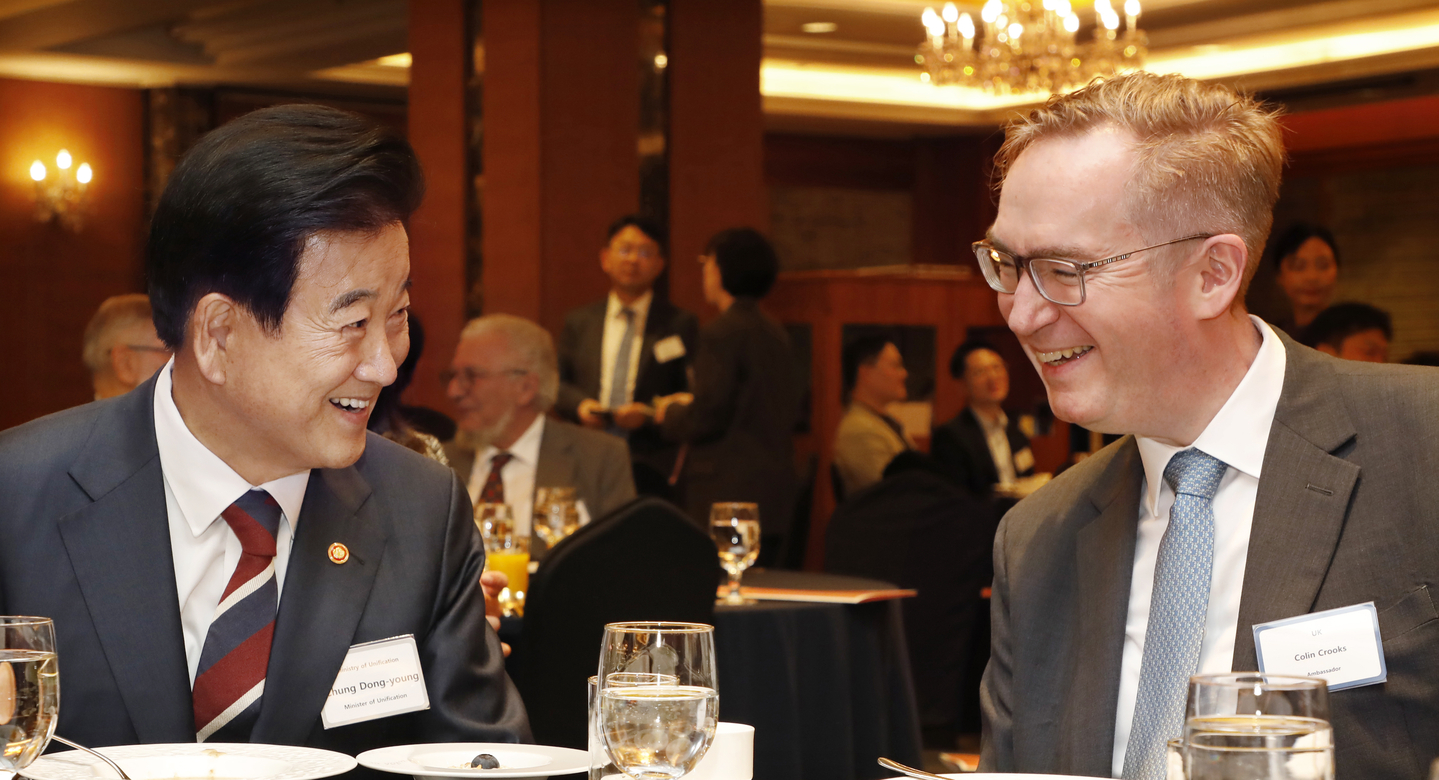 Unification Minister Chung Dong-young, left, speaks to British Ambassador Colin Crooks. [PARK SANG-MOON]