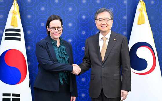 Foreign Minister Cho Hyun, right, shakes hands with his Swedish counterpart, Maria Malmer Stenergard, ahead of their meeting in Seoul on Oct. 16, in this photo provided by the foreign ministry. [YONHAP]
