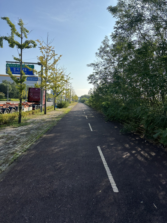 The path from Ara West Sea Lock on Sept. 27. Immediately after leaving the start line you pass through a large industrial estate before joining the Ara Waterway. [JIM BULLEY]