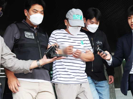 The suspect in the KT unauthorized micropayment case is transferred to prosecutors from the detention center at Suwon Yeongtong Police Precinct in Suwon, Gyeonggi on Sept. 25. [YONHAP] 
