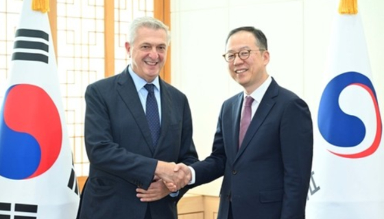 Deputy Minister for Multilateral and Global Affairs Kweon Ki-hwan, right, and Filippo Grandi, the U.N. High Commissioner for Refugees, hold a meeting in Seoul on Oct. 16. [MINISTRY OF FOREIGN AFFAIRS]