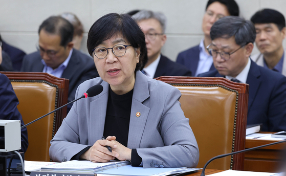 Health and Welfare Minister Jeong Eun-kyeong answers questions from lawmakers during the National Assembly’s audit of the Ministry of Health and Welfare and Korea Disease Control and Prevention Agency in western Seoul on Oct. 15. [LIM HYUN-DONG]