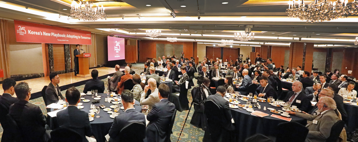 Minister of Unification Chung Dong-young, left, delivers the keynote address at the Korea JoongAng Daily Forum at the Lotte Hotel in Jung District, central Seoul, on Oct. 16. [PARK SANG-MOON]