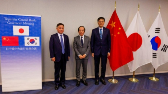Bank of Korea Gov. Rhee Chang-yong, right, poses for a photo with Bank of Japan Gov. Kazuo Ueda, center, and People's Bank of China (PBOC) Gov. Pan Gongsheng, left, ahead of their meeting held in Washington on Oct. 15. [BANK OF KOREA]