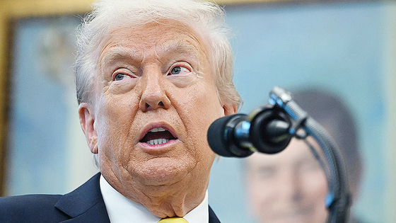U.S. President Donald Trump speaks to the press in the Oval Office at the White House in Washington on Oct. 15. [AFP/YONHAP]