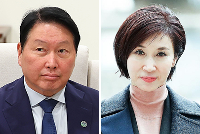 These file images show SK Group Chairman Chey Tae-won, left, and Roh Soh-yeong [YONHAP, NEWS1]