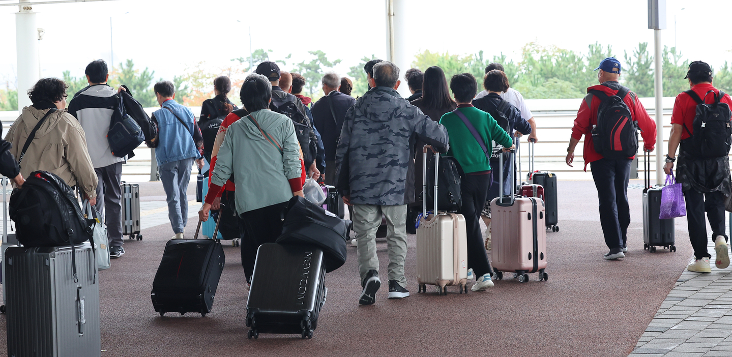 Chinese group tourists arriving through the Incheon Port International Passenger Terminal in Yeonsu District, Incheon on Oct. 13 board tour buses [YONHAP]
