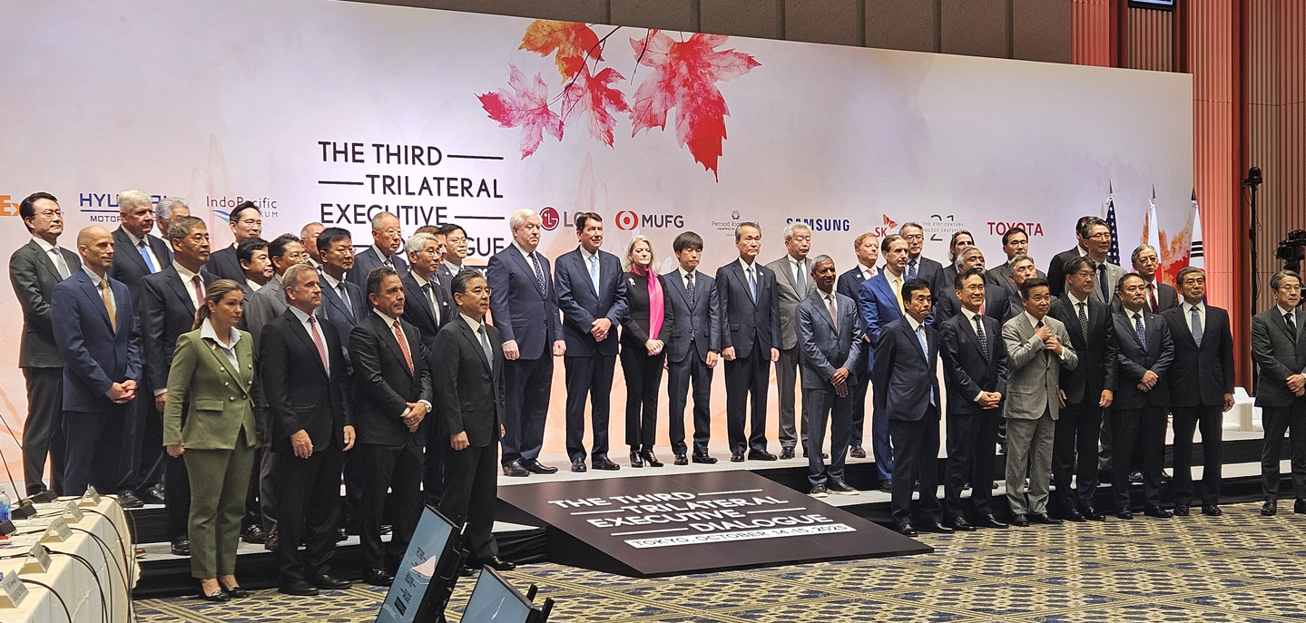 Participants pose for a commemorative photo at the Korea?U.S.?Japan economic dialogue held at the Keidanren Hall in Tokyo on Oct. 15. [YONHAP] 