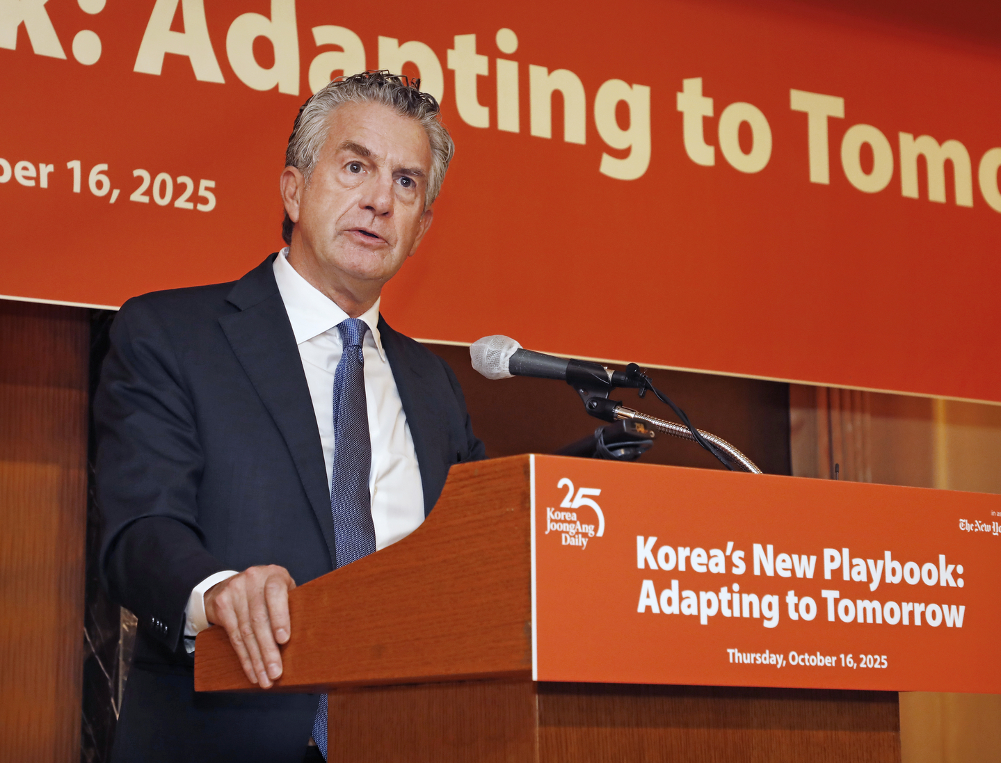 Stephen Dunbar-Johnson, president, international of The New York Times, speaks at the 2025 Korea JoongAng Daily Forum celebrating the 25th anniversary of the paper’s founding, held at the Lotte Hotel in Jung District, central Seoul, on Oct. 16. [PARK SANG-MOON]