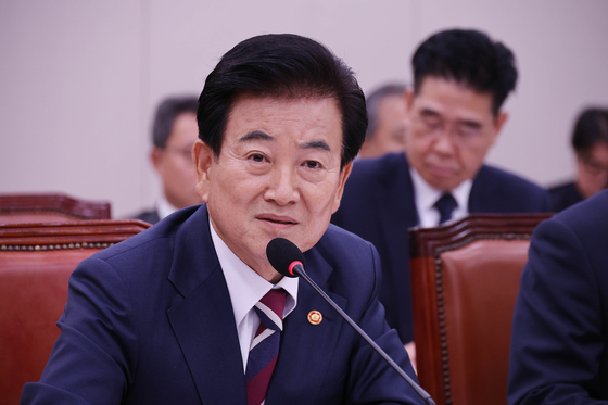 Unification Minister Chung Dong-young answers questions from lawmakers during a parliamentary audit of the Unification Ministry at the National Assembly in western Seoul on Oct. 14. [LIM HYUN-DONG] 