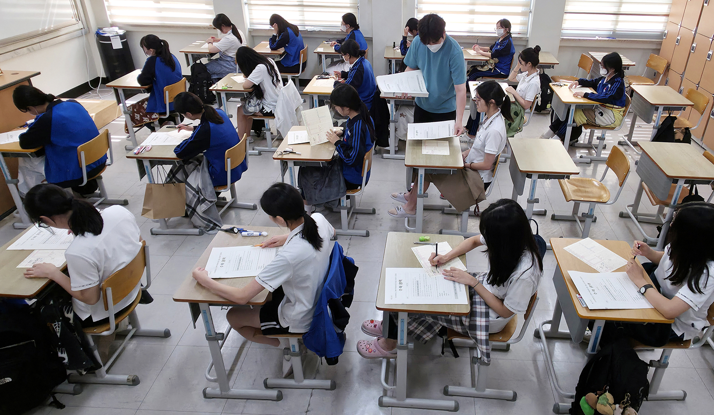 Students at a high school in Daejeon are seen during an exam on Sept. 3. [KIM SUNG-TAE]