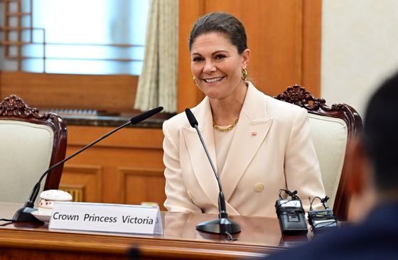 Swedish Crown Princess Victoria speaks with Prime Minister Kim Min-seok during their meeting at the government complex building in Seoul on Oct. 15. [NEWS1]