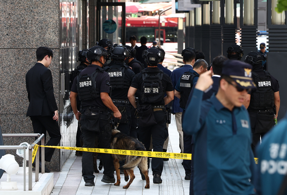 Members of the Special Operation Unit leave Shinsegae Department Store’s main branch in Myeongdong, central Seoul, after completing a search for explosives on Aug. 5, following an online post on a community site claiming a bomb had been planted inside the store. [NEWS1]