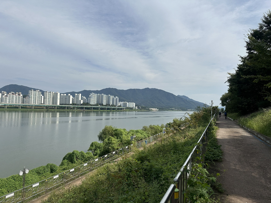 Hanam, Gyeonggi, on Sept. 27. The bike paths start to quieten down as you leave Seoul. [JIM BULLEY]