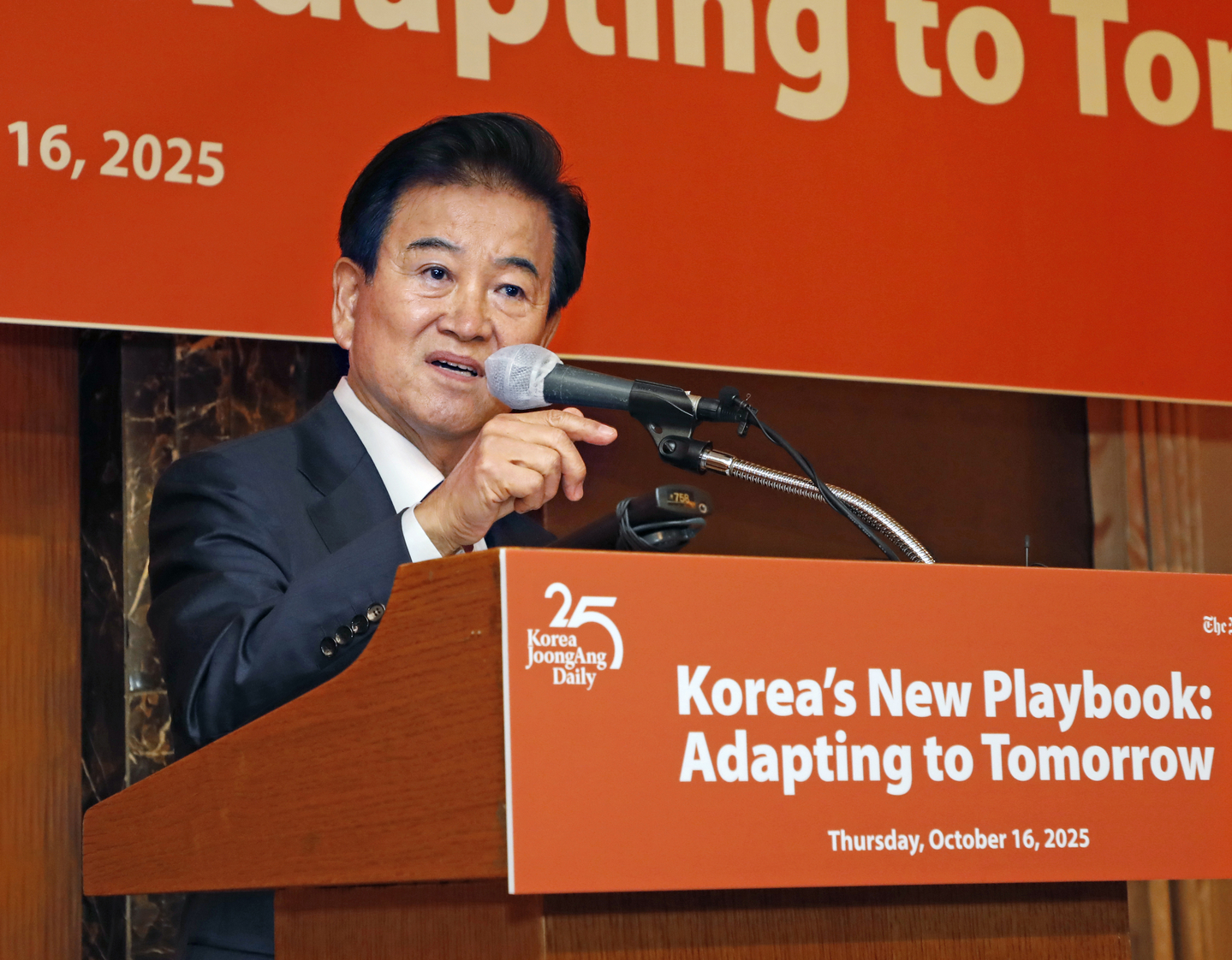 South Korean Unification Minister Chung Dong-young delivers a keynote speech at the 2025 Korea JoongAng Daily Forum celebrating the 25th anniversary of the paper's founding, held on the theme of "Korea’s New Playbook: Adapting to Tomorrow" at the Lotte Hotel in Jung District, central Seoul, on Oct. 16. [PARK SANG-MOON]