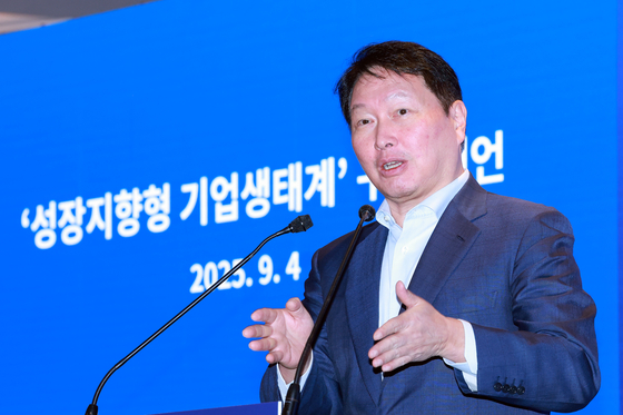 SK Group Chairman Chey Tae-won, who also heads the Korea Chamber of Commerce & Industry, speaks during an event held in Seoul on Sept. 4. [YONHAP]