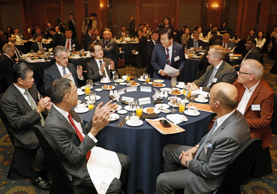 Unification Minister Chung Dong-young, center, stands to deliver the keynote address at the Korea JoongAng Daily Forum at the Lotte Hotel in Jung District, central Seoul, on Oct. 16. [PARK SANG-MOON]