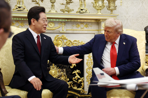 President Lee Jae Myung, left, and U.S. President Donald Trump are seen conversing during a summit at the White House in Washington on Aug. 26. [JOINT PRESS CORPS]