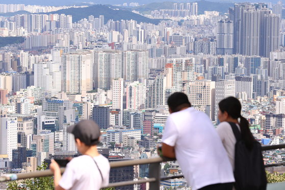 Apartments are seen from Mount Namsan in central Seoul on Sept. 18. [YONHAP] 