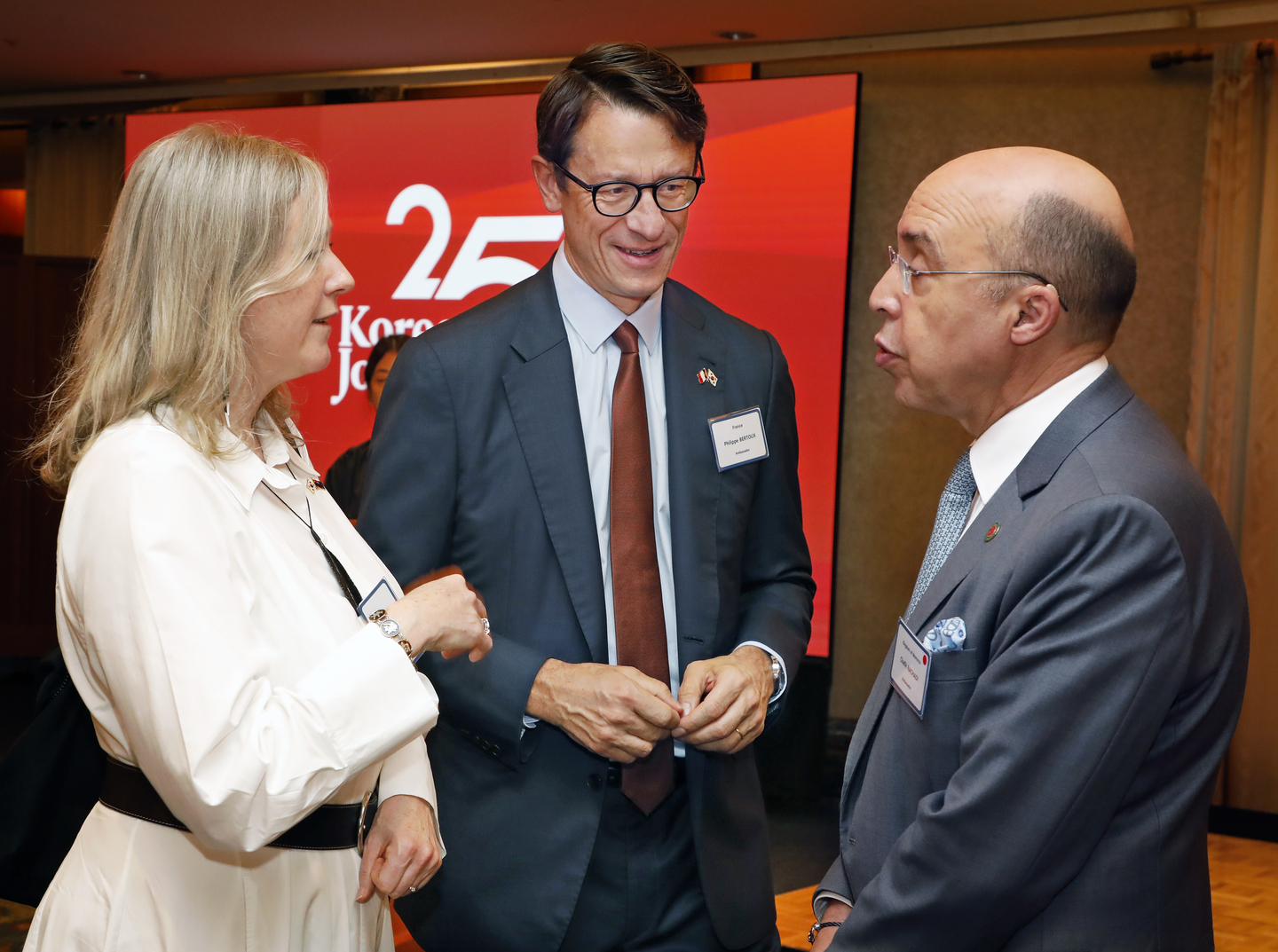 New Zealand Ambassador Dawn Bennet, left, speaks to French Ambassador Philippe Bertoux, center, and Moroccan Ambassador Chafik Rachadi. [PARK SANG-MOON] 