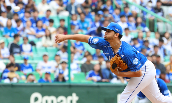 Samsung Lions pitcher Gerson Garabito pitches during Game 2 of the first round of the playoffs against the SSG Landers at Incheon SSG Landers Field in Incheon on Oct. 11. [YONHAP] 
