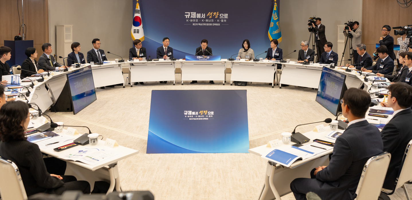 President Lee Jae Myung, center in the back, speaks during the second Strategy Meeting on Regulatory Reform at the presidential office in Yongsan District, central Seoul on Oct. 16. [PRESIDENTIAL OFFICE]