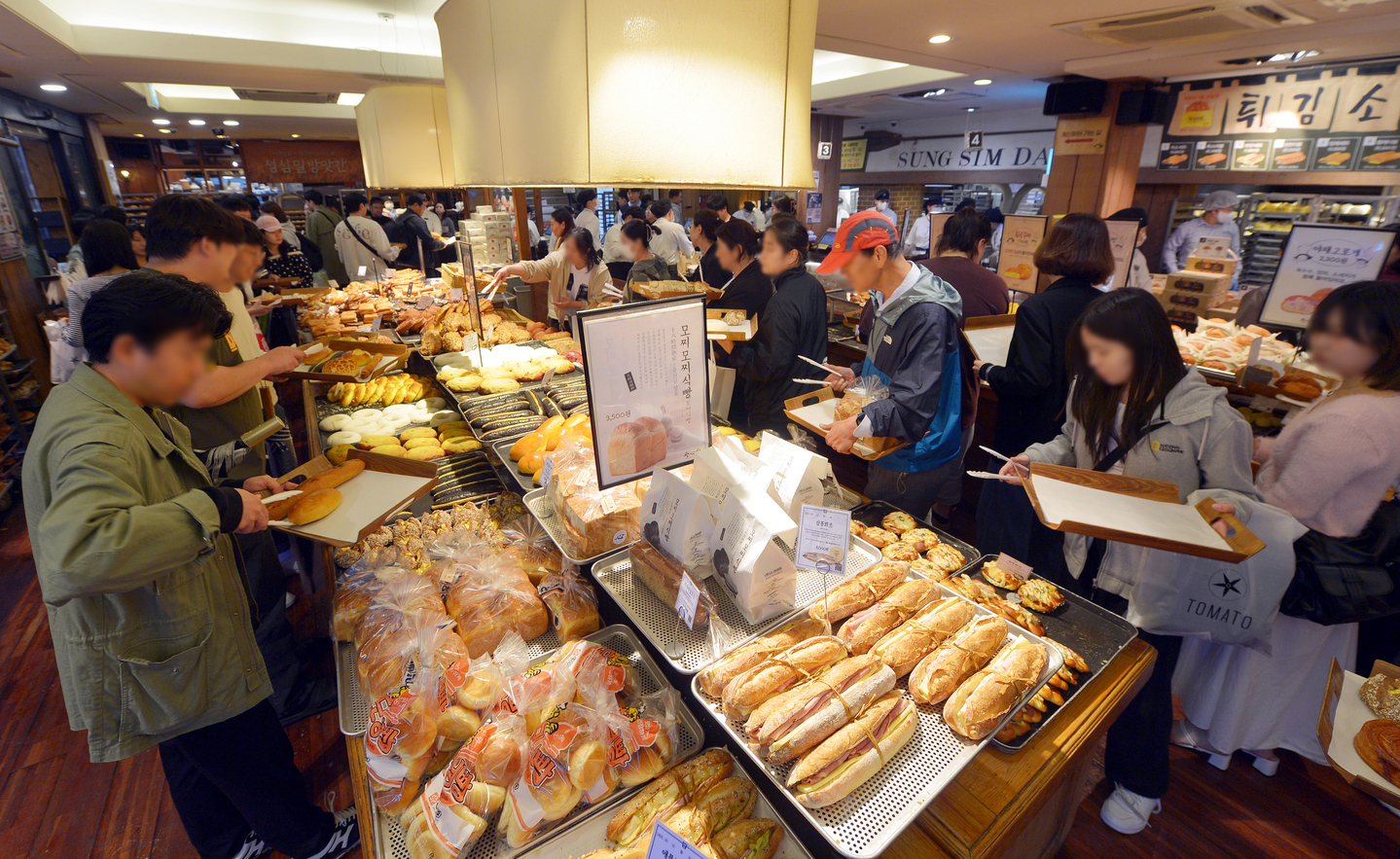 People line up to choose bread at the main branch of Sungsimdang on Oct. 22, 2024. [JOONGANG ILBO] 