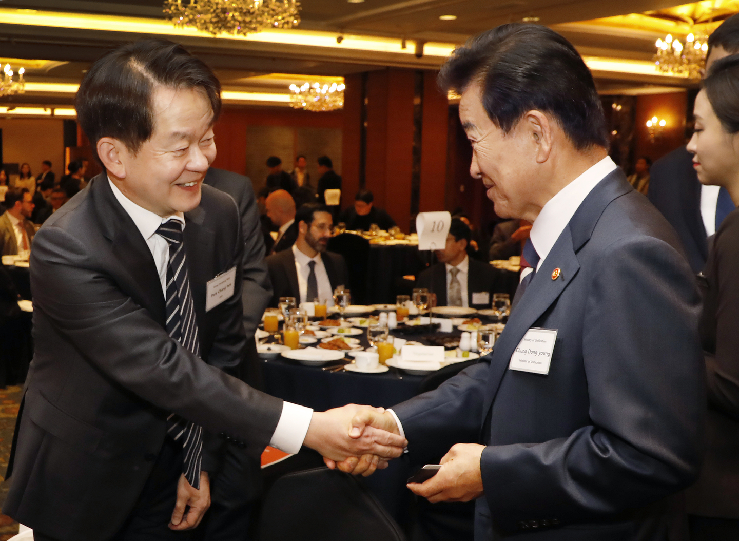 Park Chang-hee, CEO of the JoongAng Ilbo and Korea JoongAng Daily, left, shakes hands with Unification Minister Chung Dong-young at the 2025 Korea JoongAng Daily Forum at the Lotte Hotel in Jung District, central Seoul, on Oct. 16. [PARK SANG-MOON]