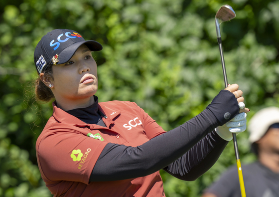 Ariya Jutanugarn, of Thailand, watches her tee shot on the 10th hole during the first round of the Canadian Women's Open golf tournament, Aug. 21, in Mississauga, Ontario. [AP/YONHAP]