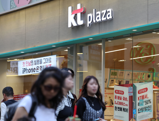 A KT store in Seoul on Oct. 16. [YONHAP]