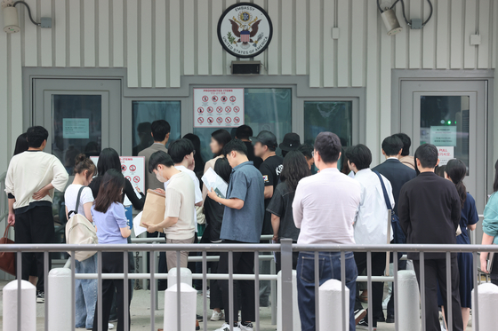 People wait in line for visa interviews outside the U.S. Embassy in Jongno District, central Seoul. [NEWS1]