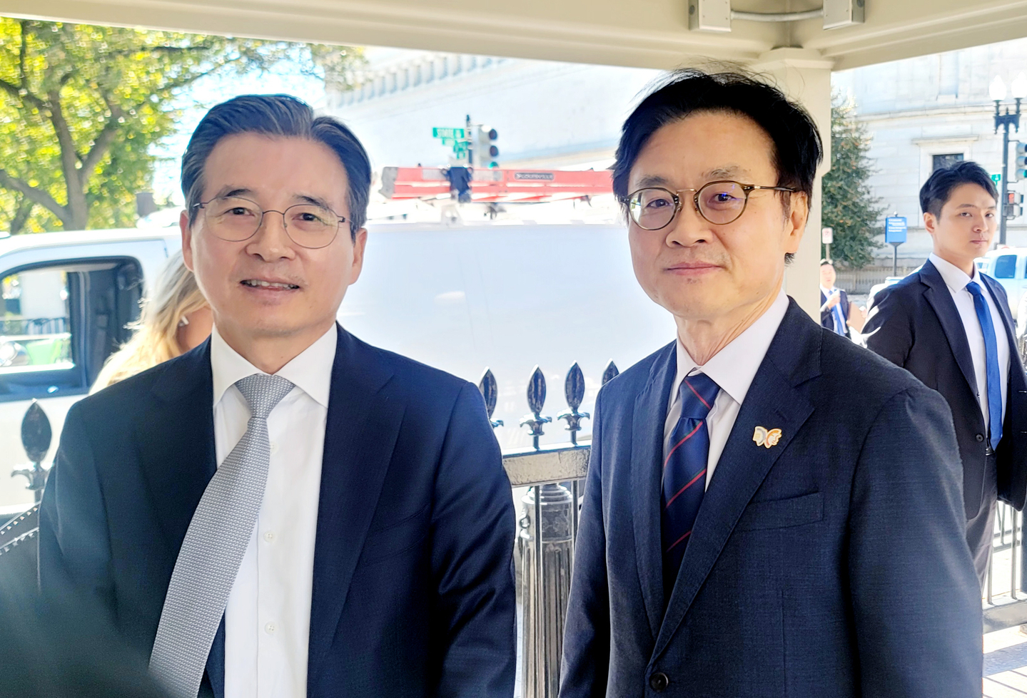 Presidential director of national policy Kim Yong-beom, left, and Industry Minister Kim Jung-kwan visit the Eisenhower Executive Office Building at the White House in Washington on Oct. 16 to meet with officials from the Office of Management and Budget (OMB). [YONHAP]