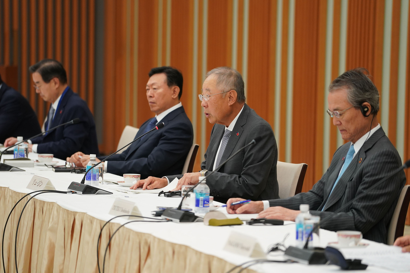 Ryu Jin, chairman of the Federation of Korean Industries, third from left, delivers opening remarks at the 32nd Korea-Japan Business Conference held at the Keidanren headquarters in Tokyo on Oct. 17. [FEDERATION OF KOREAN INDUSTRIES]