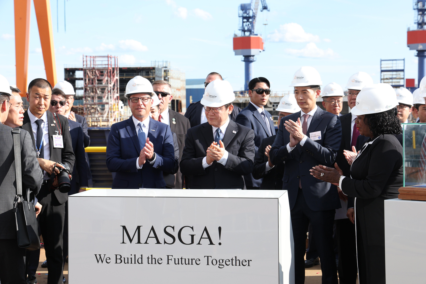 President Lee Jae Myung applauds after signing the guestbook during his visit to Hanwha Philly Shipyard in Philadelphia on Aug. 26. [YONHAP]