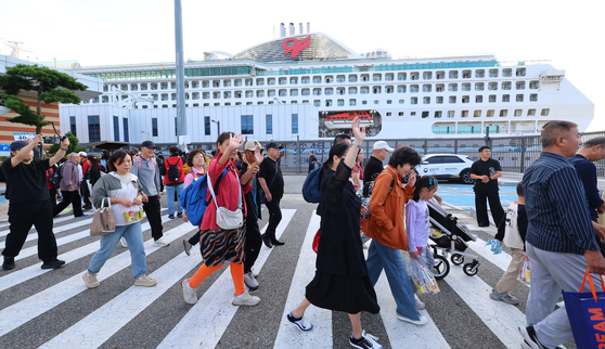 This undated file photo shows Chinese tourists from a cruise ship [YONHAP]