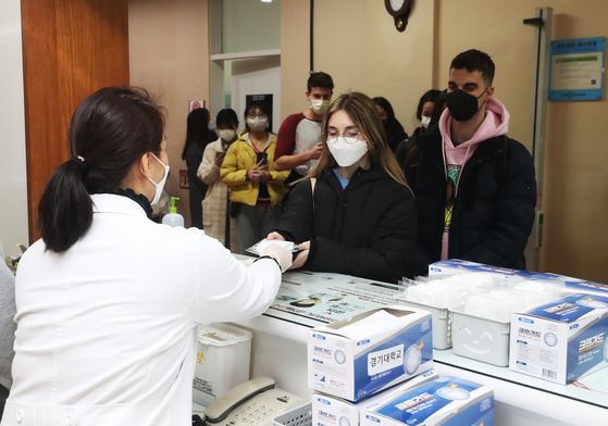 International students receives medical face masks for the Covid-19 prevention at a college in Suwon, Gyeonggi, on March 16, 2020. [YONHAP] 