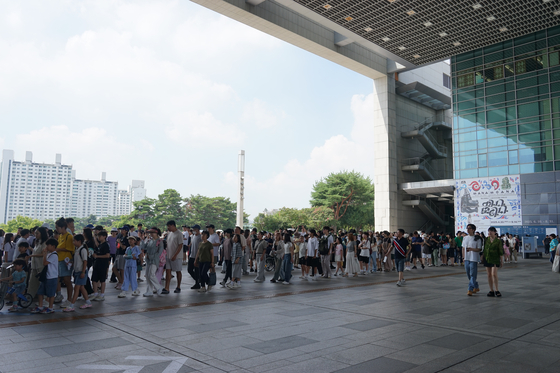 People line up to buy tickets to the National Museum of Korea during Chuseok holidays in October. The museum said Oct. 17 that its annual attendance surpassed 5 million. [NATIONAL MUSEUM OF KOREA] 
