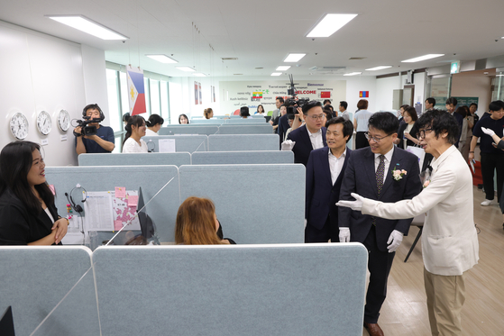 Kim Dae-soon, the second vice governor for administrative affairs of Gyeonggi, and other local officials visit then-newly opened provincial support center for immigrants on July 2. [YONHAP] 