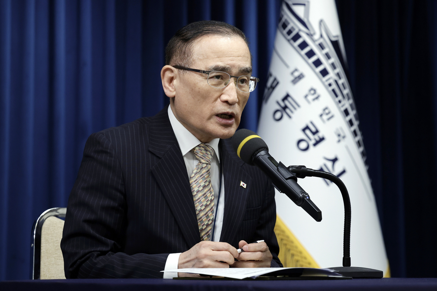 National security adviser Wi Sung-lac briefs the press at the presidential office in Yongsan District, central Seoul, on Oct. 17 about the government’s response to recent kidnapping and unlawful confinement cases involving Korean nationals in Cambodia. [YONHAP]