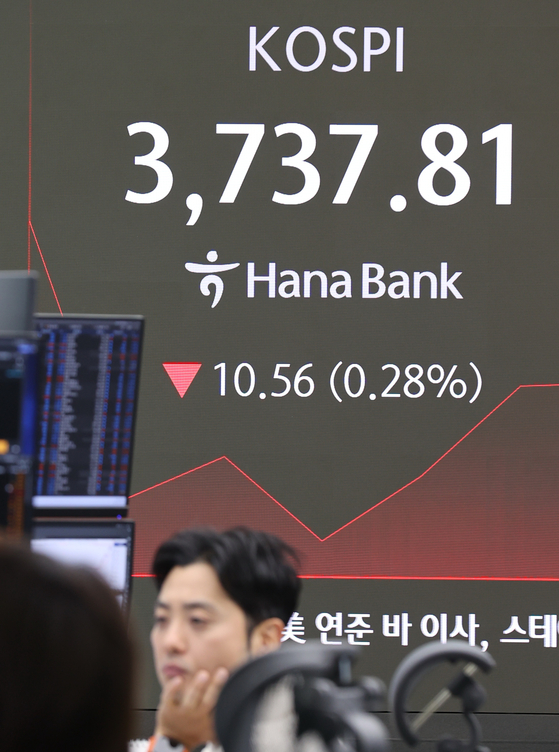 This photo taken on Oct. 17, shows the dealing room of Hana Bank in central Seoul. [YONHAP] 