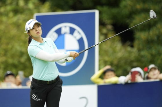Kim Sei-young of Korea tees off on the second hole during the second round of the BMW Ladies Championship at Pine Beach Golf Links in Haenam, South Jeolla Province, on Oct. 17. [YONHAP] 