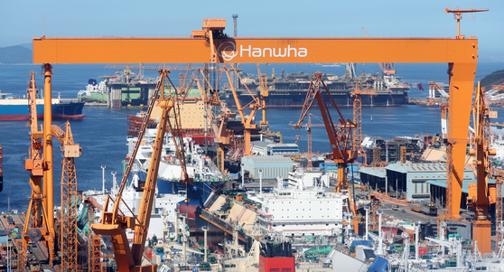 A large crane stands at Hanwha Ocean’s headquarters in Geoje, South Gyeongsang, on July 28.  [YONHAP]