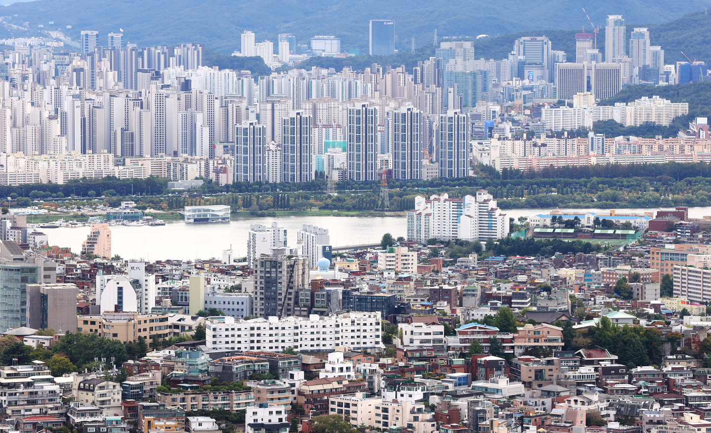 Apartments across Seoul are seen on Oct. 14. [YONHAP]