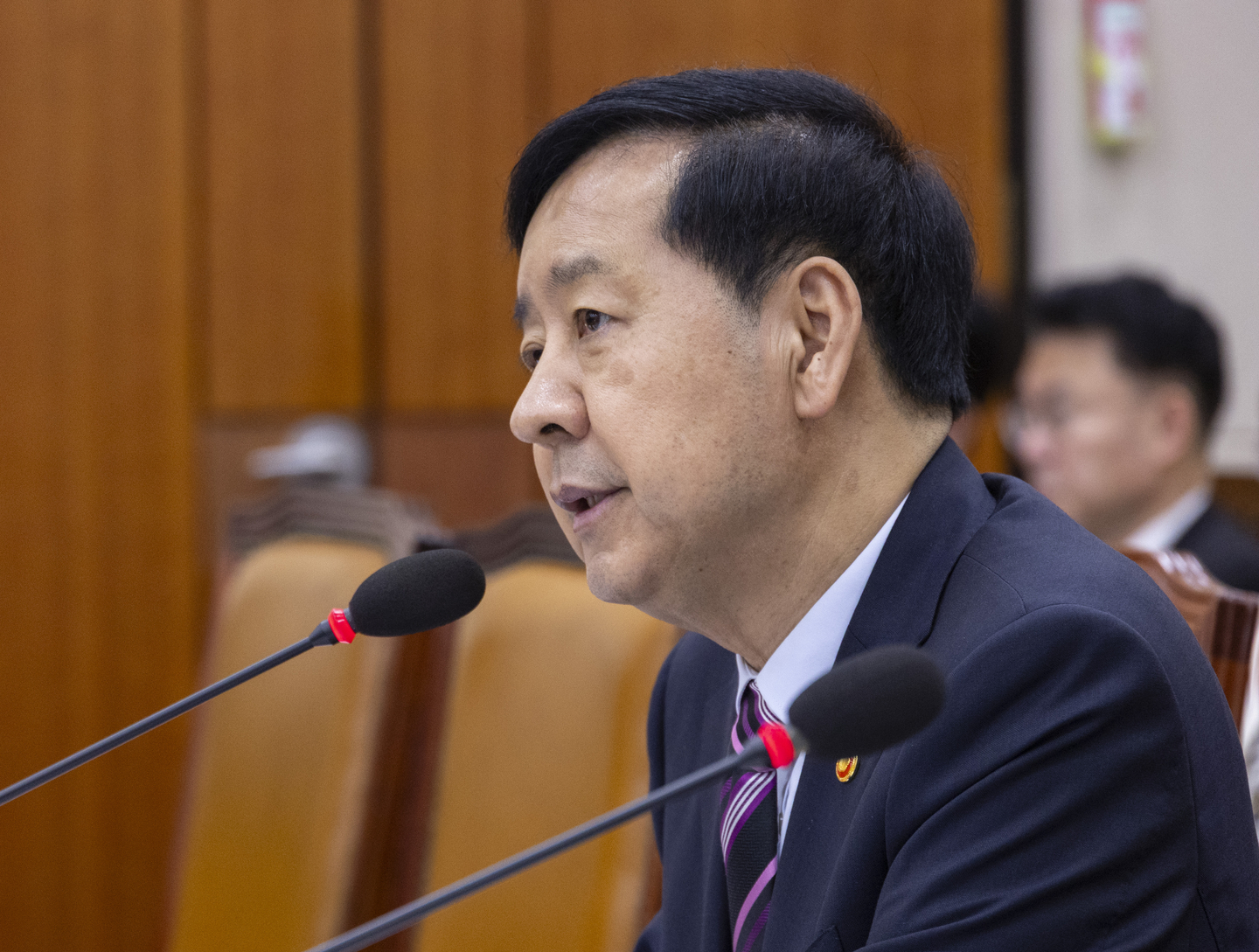 Finance Minister Koo Yun-cheol answers questions from lawmakers about inheritance tax during a parliamentary audit of the Finance Ministry’s tax affairs by the Strategy and Finance Committee at the National Assembly on Oct. 14. [YONHAP]
