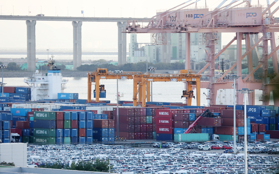 Containers for export are seen piled up at a port in Pyeongtaek, Gyeonggi on Oct. 16. [NEWS1]