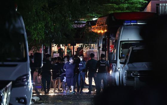 Detained Korean nationals in Cambodia board a bus in Phnom Penh on Oct. 17 to be repatriated back to their home country. [NEWS1]