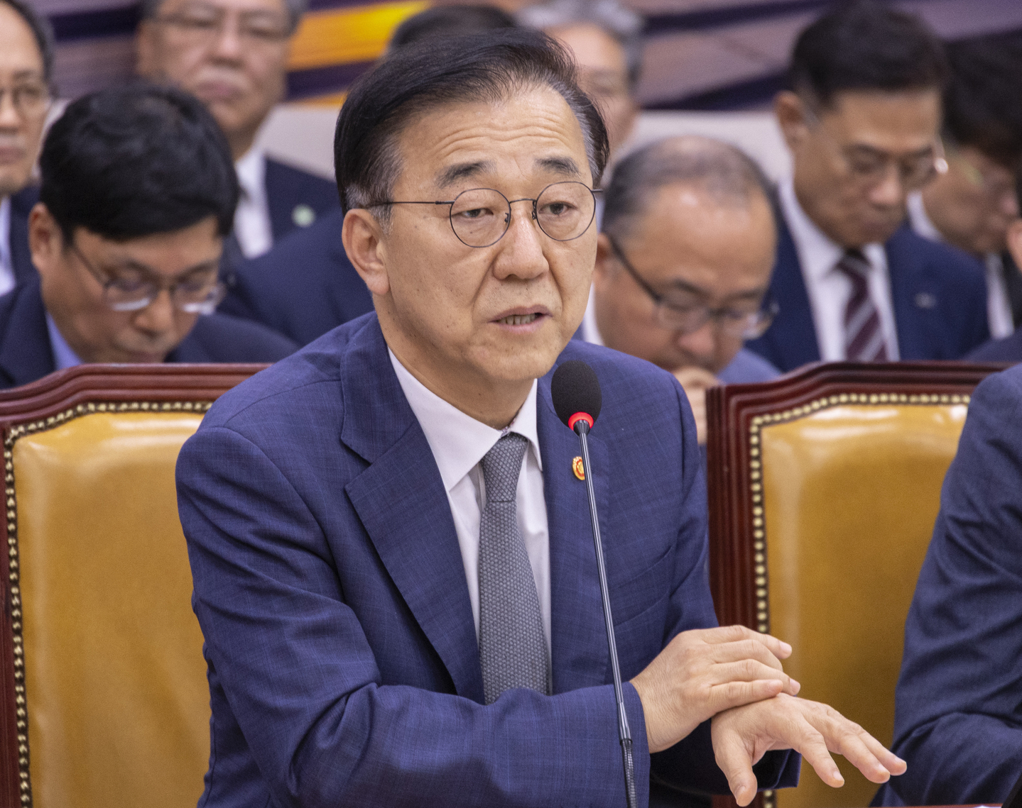 Minister of Land, Infrastructure and Transport Kim Yun-duk answers lawmakers’ questions during a parliamentary audit by the Land, Infrastructure and Transport Committee at the National Assembly on Oct. 13. [YONHAP]